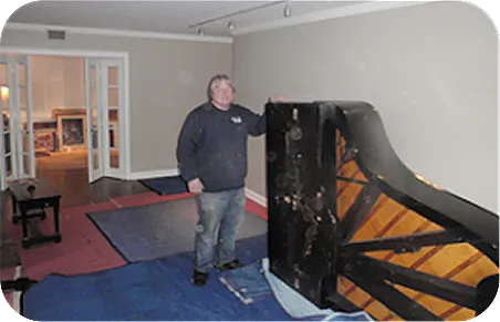 Grand piano successfully placed inside 47th-floor apartment